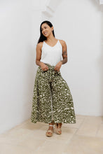 Cargar imagen en el visor de la galería, Pantalón con tiras. Color: verde estampado