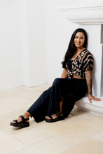 Cargar imagen en el visor de la galería, Blusa nudo. Color: negro-beige estampado.