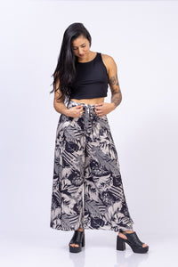Pantalón con tiras. Color: hojas estampado.