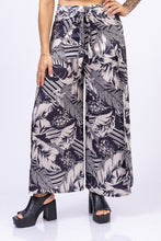 Cargar imagen en el visor de la galería, Pantalón con tiras. Color: hojas estampado.
