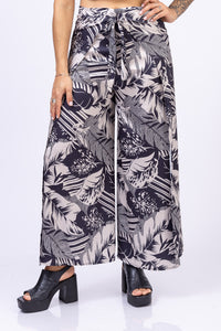 Pantalón con tiras. Color: hojas estampado.