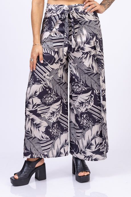Pantalón con tiras. Color: hojas estampado.