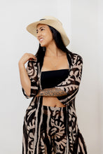 Cargar imagen en el visor de la galería, Kimono. Color: negro-beige estampado.