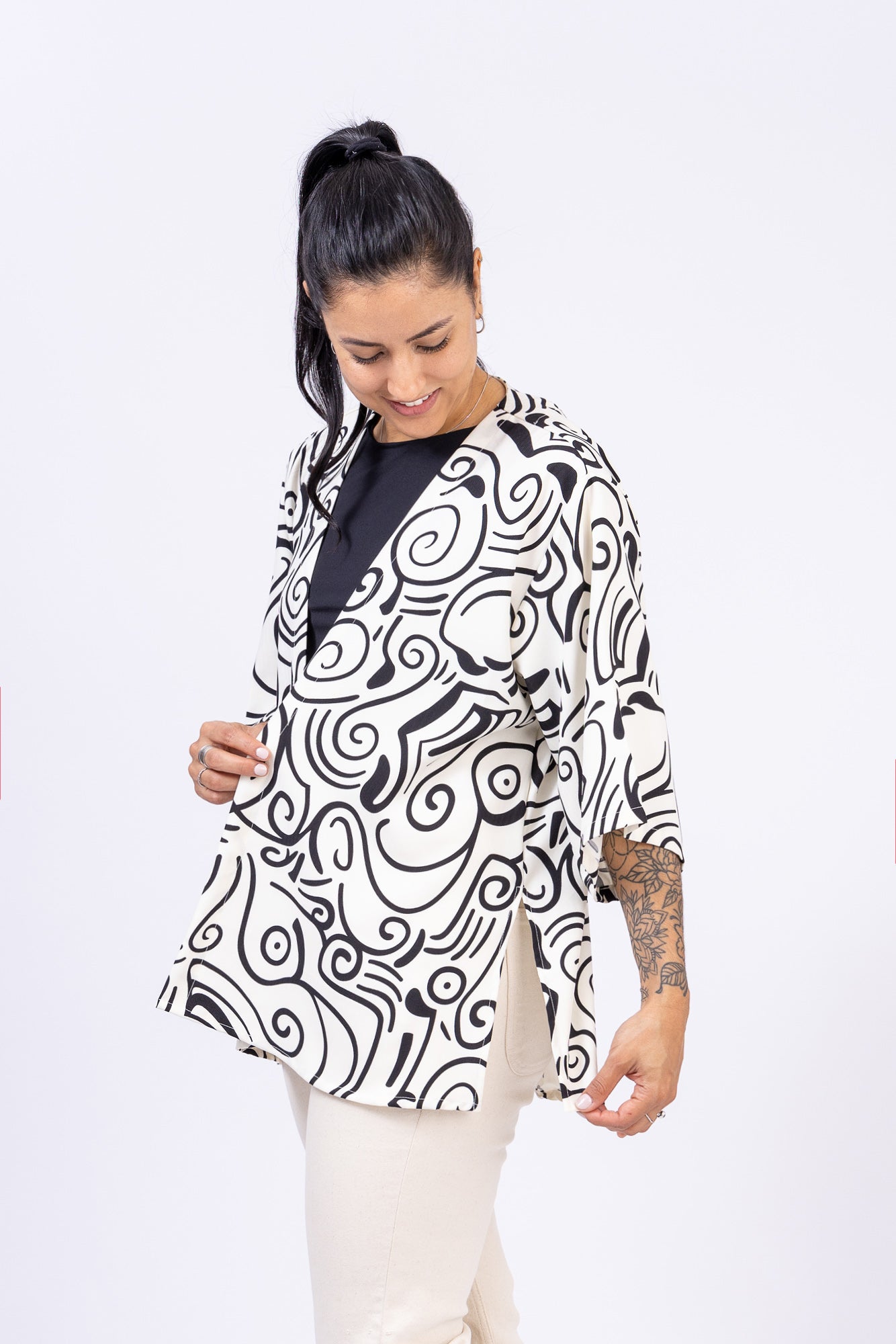 Kimono. Color: Blanco y negro
