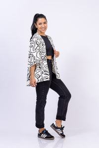 Kimono. Color: Blanco y negro