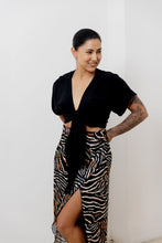 Cargar imagen en el visor de la galería, Falda ajustable. Color: animal print rayas.