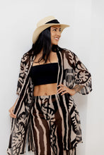 Cargar imagen en el visor de la galería, Kimono. Color: negro-beige estampado.