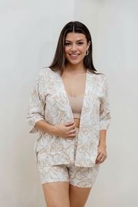 Short elástico cintura. Color: Beige y blanco.