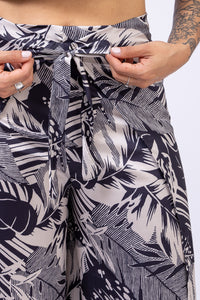 Pantalón con tiras. Color: hojas estampado.