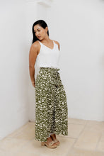 Cargar imagen en el visor de la galería, Pantalón con tiras. Color: verde estampado