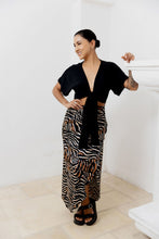 Cargar imagen en el visor de la galería, Falda ajustable. Color: animal print rayas.
