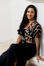 Cargar imagen en el visor de la galería, Blusa nudo. Color: negro-beige estampado.