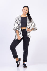 Kimono. Color: Blanco y negro
