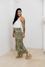 Cargar imagen en el visor de la galería, Pantalón con tiras. Color: verde estampado