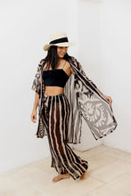 Cargar imagen en el visor de la galería, Kimono. Color: negro-beige estampado.