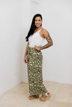 Cargar imagen en el visor de la galería, Pantalón con tiras. Color: verde estampado
