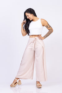 Pantalón con tiras. Color: beige