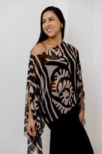 Cargar imagen en el visor de la galería, Blusa mariposa. Color: negro-beige estampado.