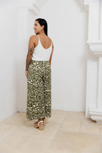 Cargar imagen en el visor de la galería, Pantalón con tiras. Color: verde estampado