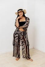 Cargar imagen en el visor de la galería, Kimono. Color: negro-beige estampado.