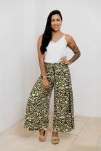 Cargar imagen en el visor de la galería, Pantalón con tiras. Color: verde estampado
