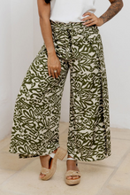 Cargar imagen en el visor de la galería, Pantalón con tiras. Color: verde estampado