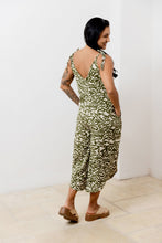 Cargar imagen en el visor de la galería, Enterizo flojo. Color: Verde estampado