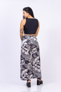 Pantalón con tiras. Color: hojas estampado.