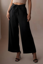 Cargar imagen en el visor de la galería, Pantalón con tiras. Color: negro