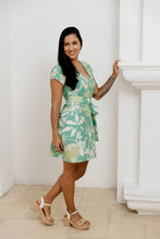 Cargar imagen en el visor de la galería, Vestido corto lazo. Color: estampado verde