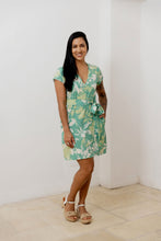 Cargar imagen en el visor de la galería, Vestido corto lazo. Color: estampado verde