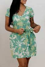 Cargar imagen en el visor de la galería, Vestido corto lazo. Color: estampado verde