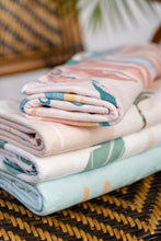 Cargar imagen en el visor de la galería, Paño monsteras rosado