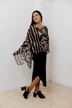 Cargar imagen en el visor de la galería, Blusa mariposa. Color: negro-beige estampado.