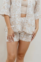 Cargar imagen en el visor de la galería, Short elástico cintura. Color: Beige y blanco.
