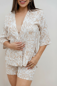 Short elástico cintura. Color: Beige y blanco.