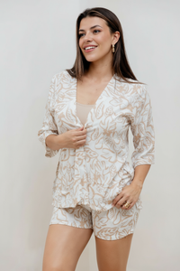 Short elástico cintura. Color: Beige y blanco.