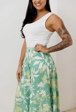 Cargar imagen en el visor de la galería, Falda ajustable. Color: Verde estampado