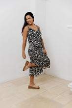 Cargar imagen en el visor de la galería, Enterizo flojo. Color: Negro- estampado