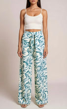 Cargar imagen en el visor de la galería, Pantalón con tiras. Color: Estampado turquesa