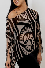 Cargar imagen en el visor de la galería, Blusa mariposa. Color: negro-beige estampado.
