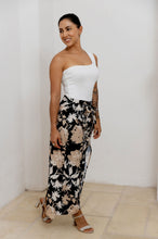 Cargar imagen en el visor de la galería, Pantalón con tiras. Color: Estampado negro.