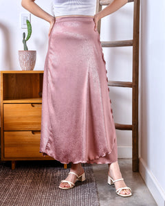 Falda con tiras. Color: Palo Rosa liso.
