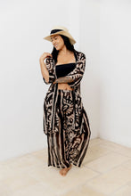 Cargar imagen en el visor de la galería, Kimono. Color: negro-beige estampado.