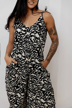 Cargar imagen en el visor de la galería, Enterizo flojo. Color: Negro- estampado