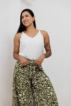 Cargar imagen en el visor de la galería, Pantalón con tiras. Color: verde estampado