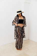 Cargar imagen en el visor de la galería, Kimono. Color: negro-beige estampado.