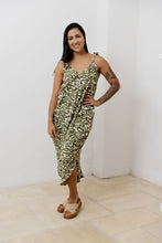 Cargar imagen en el visor de la galería, Enterizo flojo. Color: Verde estampado