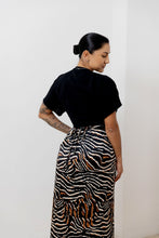 Cargar imagen en el visor de la galería, Falda ajustable. Color: animal print rayas.