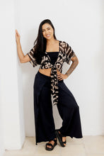 Cargar imagen en el visor de la galería, Blusa nudo. Color: negro-beige estampado.